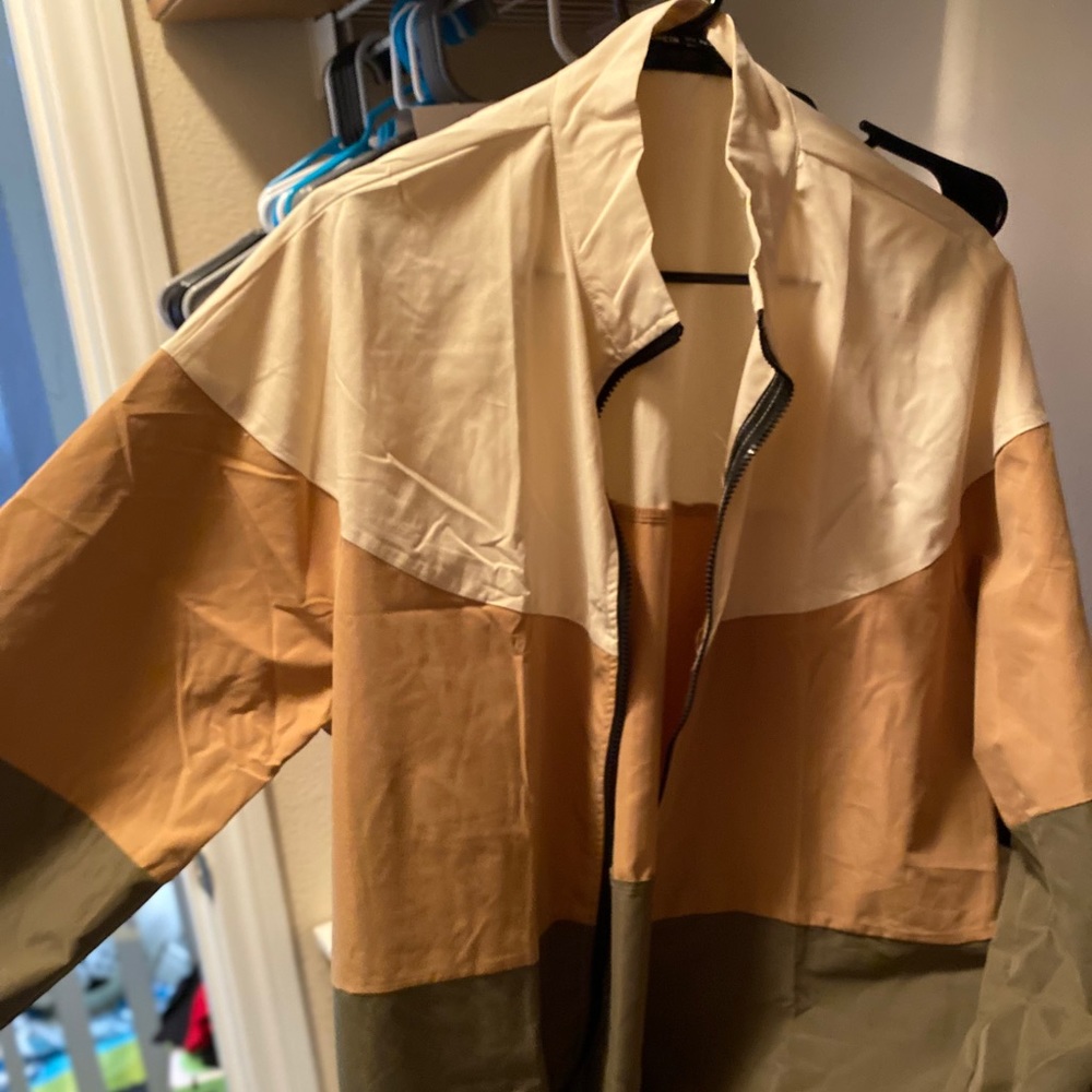 Neutral color clock wind breaker